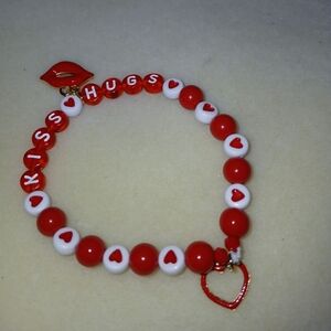 NWT Handcrafted Kiss n Hugs Red/White Acrylic Beads Valentine's Charm Bracelet.